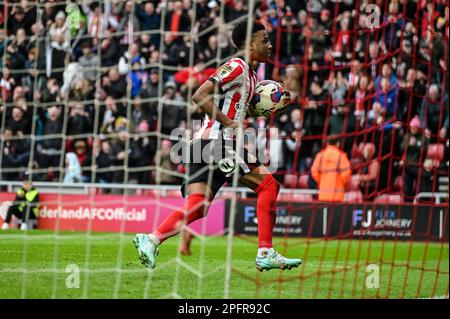 Der Amad Diallo von Sunderland AFC feiert das Spiel, nachdem er gegen Luton Town das gleiche Tor seiner Seite geschossen hat. Kredit: Chris Fryatt/Alamy Live News Stockfoto