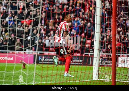 Der Amad Diallo von Sunderland AFC feiert das Spiel, nachdem er gegen Luton Town das gleiche Tor seiner Seite geschossen hat. Kredit: Chris Fryatt/Alamy Live News Stockfoto