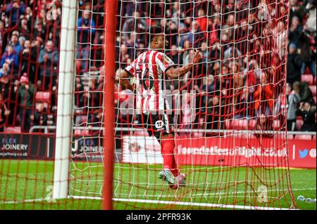 Der Amad Diallo von Sunderland AFC feiert das Spiel, nachdem er gegen Luton Town das gleiche Tor seiner Seite geschossen hat. Kredit: Chris Fryatt/Alamy Live News Stockfoto