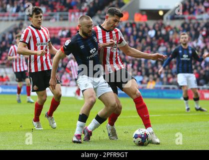 Danny Batth von Sunderland fordert Allan Campbell von Luton Town während des Sky Bet Championship-Spiels zwischen Sunderland und Luton Town im Stadium of Light, Sunderland, am Samstag, den 18. März 2023 heraus. (Foto: Michael Driver | MI News) Guthaben: MI News & Sport /Alamy Live News Stockfoto