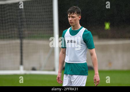 Swansea, Wales. 18. März 2023 Jack Fanning aus Swansea City während der Aufwärmphase vor dem Spiel der Professional Development League zwischen Swansea City under 18 und Birmingham City under 18 an der Swansea City Academy in Swansea, Wales, Großbritannien, am 18. März 2023. Kredit: Duncan Thomas/Majestic Media/Alamy Live News. Stockfoto