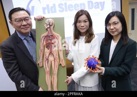 Professor Wing Yun-kwok (links), Vorsitzender der Abteilung für Psychiatrie an der Medizinischen Fakultät der Chinesischen Universität Hong KongHH (CU Medicine), Associate Professor Joey Chan Wing-yan (Mitte) und Assistant Professor Rachel Chan Ngan-Yin (rechts), sprechen mit den Medien bei einem Briefing an der School of Public Health, Prinz von Wales Krankenhaus. CU Medicine enthüllt eine Studie, die mit einer internationalen Forschungsgruppe aus 16 Ländern oder Regionen zusammenarbeitete, die gezeigt hat, dass gewöhnliche kurze Nachtschläfer ein etwa 2 Mal höheres Risiko hatten, an langer COVID-Infektion zu leiden als normale Nachtschlafen. Stockfoto