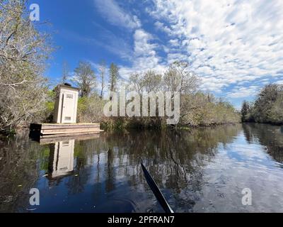 Die Toiletten im Okefenokee National Wildlife Refuge, dem größten Schwarzwassersumpf Nordamerikas, sind vom Wasser aus zu sehen. Stockfoto