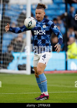 Die Kalvin Phillips von Manchester City wärmen sich vor dem Viertelfinalspiel des Emirates FA Cup im Etihad Stadium in Manchester auf. Foto: Samstag, 18. März 2023. Stockfoto