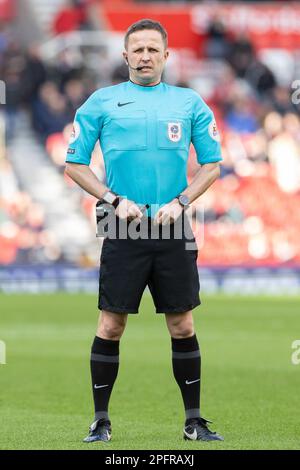 Schiedsrichter David Webb während des Sky Bet Championship-Spiels Stoke City vs Norwich City im bet365 Stadium, Stoke-on-Trent, Großbritannien, 18. März 2023 (Foto: Phil Bryan/News Images) Stockfoto