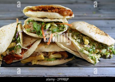 Traditionelle ägyptische beliebte Frühstückssandwiches mit pürierten Fava-Bohnen, gebratenen knusprigen Falafel-Bällen, gebratenen Kartoffeln, Moussaka in Shami-Brot und Stockfoto