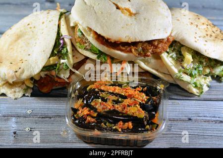 Eingelegte gebratene Aubergine, grüner Pfeffer, traditionelle ägyptische Frühstückssandwiches mit zerdrückten Fava-Bohnen, gebratene knusprige Falafel-Kugeln, gebratene Kartoffeln Stockfoto