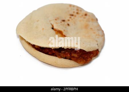 Shami syrisches Pita-Brot mit Moussaka, ein Rezept auf Auberginen- oder Kartoffelbasis, das häufig Hackfleisch enthält, was auf dem Balkan sehr verbreitet ist und Stockfoto