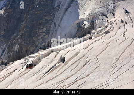 Mont Blanc massif Naturlandschaft in der Sommersaison. Blick von Aiguille du Midi , Chamonix, Haute Savoie, Frankreich. Stockfoto