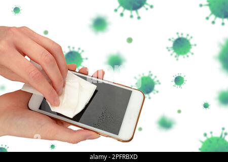 Hände wischen den Bildschirm des Telefons mit einem antibakteriellen Tuch ab. Nahaufnahme. Pflege und Reinigung von Mobiltelefonen. Frauenhände wischen den Bildschirm mit einem Tuch ab Stockfoto