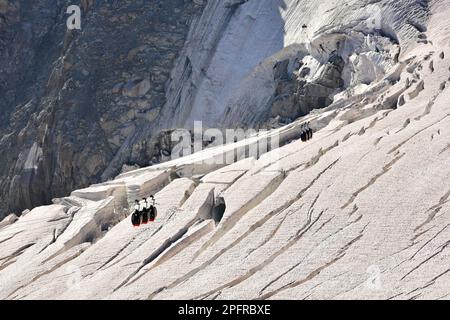 Mont Blanc massif Naturlandschaft in der Sommersaison. Blick von Aiguille du Midi , Chamonix, Haute Savoie, Frankreich. Stockfoto