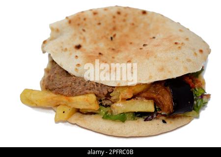 Mischung aus Kartoffeln, gebratenen Fingern, pürierten Fava-Bohnen, gebratener Aubergine, ägyptischem Falafel-grünen Burger, gekochten Eiern und Tahini gefüllt in einem Shami flatbre Stockfoto