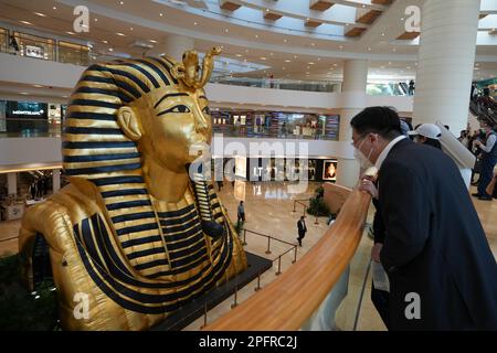 HHravityHH eine großangelegte Installation des in Los Angeles ansässigen Konzeptkünstlers AWOL Erizku wird im Pacific Place in Admiralty ausgestellt. 16MAR23 SCMP/Sam Tsang Stockfoto