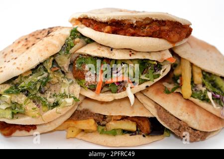 Traditionelle ägyptische beliebte Frühstückssandwiches mit pürierten Fava-Bohnen, gebratenen knusprigen Falafel-Bällen, gebratenen Kartoffeln, Moussaka in Shami-Brot und Stockfoto