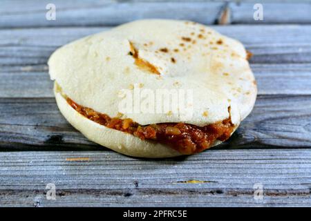 Shami syrisches Pita-Brot mit Moussaka, ein Rezept auf Auberginen- oder Kartoffelbasis, das häufig Hackfleisch enthält, was auf dem Balkan sehr verbreitet ist und Stockfoto