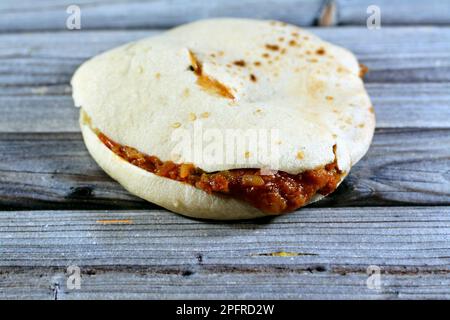 Shami syrisches Pita-Brot mit Moussaka, ein Rezept auf Auberginen- oder Kartoffelbasis, das häufig Hackfleisch enthält, was auf dem Balkan sehr verbreitet ist und Stockfoto