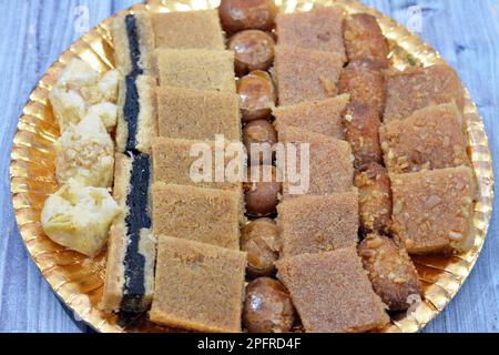 Arabische Süßwaren Küche, nahöstlichen, syrischen, ägyptischen und türkischen Desserts von köstlichen Sammlung von Ramadan traditionellen Desserts, Basbosa, Konafa, Stockfoto