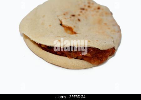 Shami syrisches Pita-Brot mit Moussaka, ein Rezept auf Auberginen- oder Kartoffelbasis, das häufig Hackfleisch enthält, was auf dem Balkan sehr verbreitet ist und Stockfoto