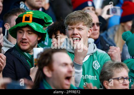 18. März 2023; Aviva Stadium, Dublin, Irland: Six Nations International Rugby, Irland gegen England; irische Fans singen ihre Hymne Stockfoto