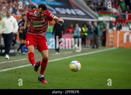 Augsburg, Deutschland. 18. März 2023. Fußball, Bundesliga, FC Augsburg - FC Schalke 04, Spieltag 25 in der WWK Arena. Augsburg Mergim Berisha spielt den Ball. Kredit: Stefan Puchner/dpa - WICHTIGER HINWEIS: Gemäß den Anforderungen der DFL Deutsche Fußball Liga und des DFB Deutscher Fußball-Bund ist es verboten, im Stadion aufgenommene Fotos und/oder das Spiel in Form von Sequenzbildern und/oder videoähnlichen Fotoserien zu verwenden oder verwenden zu lassen./dpa/Alamy Live News Stockfoto