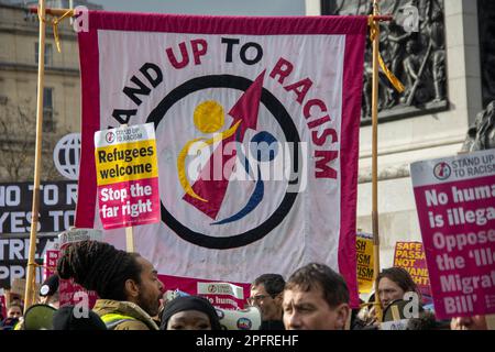 London, Vereinigtes Königreich - 18. März 2023: Tausende Demonstranten unterschiedlicher Herkunft versammelten sich im Zentrum Londons, um gegen Rassismus zu protestieren. Die Demonstranten riefen an: "Flüchtlinge sind hier willkommen" und forderten ein Ende des Ruanda-Gesetzes. Kredit: Sinai Noor / Alamy Live News Stockfoto