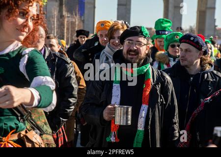 Moskau, Russland. 18. März 2023. Die Besucher nehmen an den Feierlichkeiten zum St. Patrick's Day im VDNKh Ausstellungszentrum in Moskau, Russland, Teil. Der St. Patrick's Day ist eine kulturelle und religiöse Feier am 17. März, dem traditionellen Todesdatum von St. Patrick, dem wichtigsten schutzpatron irlands. Am St. Patrick's Day ist es üblich, Shamrocks oder grüne Kleidung oder Accessoires zu tragen. Nikolay Vinokurov/Alamy Live News Stockfoto