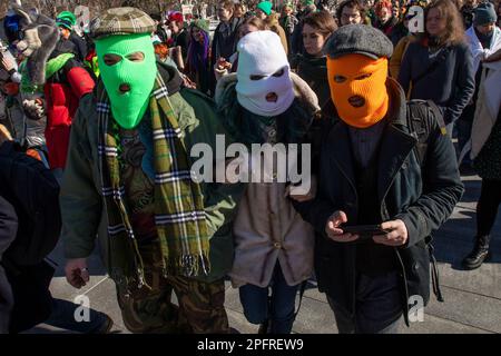 Moskau, Russland. 18. März 2023. Die Besucher nehmen an den Feierlichkeiten zum St. Patrick's Day im VDNKh Ausstellungszentrum in Moskau, Russland, Teil. Der St. Patrick's Day ist eine kulturelle und religiöse Feier am 17. März, dem traditionellen Todesdatum von St. Patrick, dem wichtigsten schutzpatron irlands. Am St. Patrick's Day ist es üblich, Shamrocks oder grüne Kleidung oder Accessoires zu tragen. Nikolay Vinokurov/Alamy Live News Stockfoto