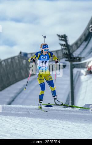 Oslo, Norwegen am 18. März 2023 nimmt Hanna Oeberg aus Schweden an dem Sprinywettbewerb Ladys 7,5km während der BMW IBU Weltmeisterschaft Biathlon in Holmenkollen Oslo, Norwegen, Teil. Kredit: Nigel Waldron/Alamy Live News Stockfoto