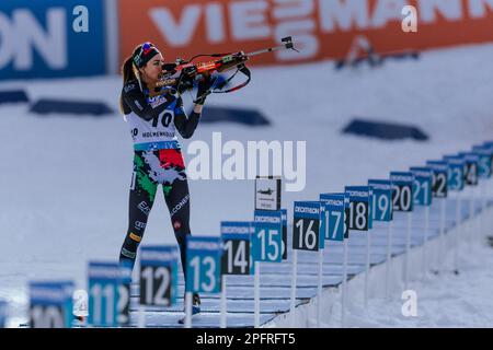 Oslo, Norwegen am 18. März 2023 nimmt Lisa Vittozzi (Italien) am Sprinywettbewerb „Women 7,5km“ während der BMW IBU World Cup Biathlon in Holmenkollen Oslo (Norwegen) Teil. Kredit: Nigel Waldron/Alamy Live News Stockfoto