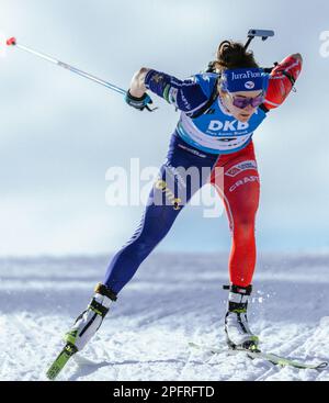 Oslo, Norwegen am 18. März 2023 nimmt Lou Jeanmonnot aus Frankreich an dem Sprinywettbewerb der Damen 7,5km während der BMW IBU Weltmeisterschaft Biathlon in Holmenkollen Oslo, Norwegen, Teil. Kredit: Nigel Waldron/Alamy Live News Stockfoto