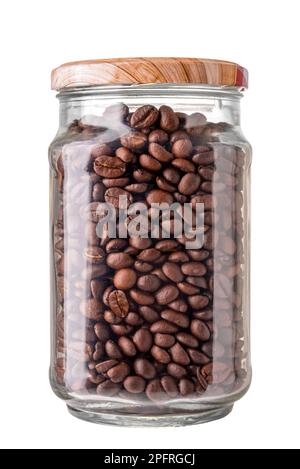 Kaffeebohnen in einem Glasgefäß geröstet, isoliert auf Weiß, mit Schneideweg im Lieferumfang enthalten Stockfoto