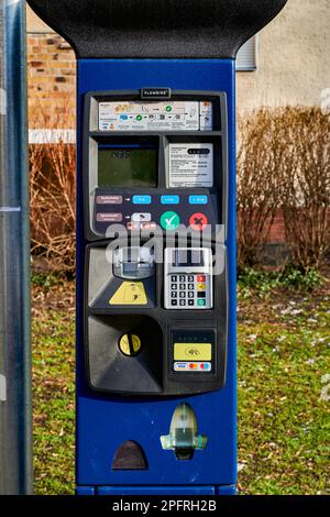 Berlin, Deutschland - 9. Februar 2023: Parkkartenautomat zur Bezahlung eines temporären Parkplatzes. Stockfoto