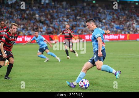 18. März 2023; Allianz Stadium, Sydney, NSW, Australien: A-League Football, Sydney FC gegen Western Sydney Wanderers; Joe Lolley vom Sydney FC kreuzt den Ball in die Box Stockfoto