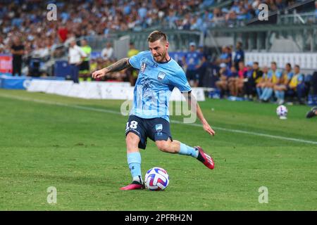 18. März 2023; Allianz Stadium, Sydney, NSW, Australien: A-League Football, Sydney FC gegen Western Sydney Wanderers; Diego Caballo vom Sydney FC trifft den Ball in den Strafbereich der Wanderers Stockfoto