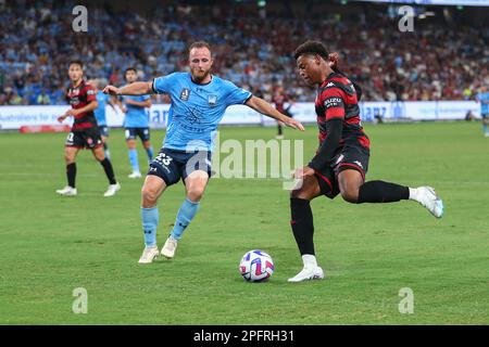 18. März 2023; Allianz Stadium, Sydney, NSW, Australien: A-League Football, Sydney FC gegen Western Sydney Wanderers; Yeni Ngbakoto Western Sydney Wanderers kreuzt den Ball in die Box Stockfoto