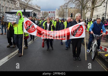 London, Vereinigtes Königreich - 18. März 2023: In Whitehall fand ein Protest "Stop the ULEZ" statt, bei dem Demonstranten ihre Unzufriedenheit über den Londoner Bürgermeister, Sadiq Khans Entscheidung zum Ausdruck brachten, die Ultra Low Emission Zone von der Nord- und der Süd-Kreisstraße auf die M25 auszudehnen. Kredit: Sinai Noor / Alamy Live News Stockfoto