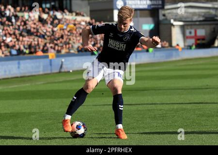 London, Großbritannien. 18. März 2023. Zian Flemming von Millwall am Ball während des EFL Sky Bet Championship-Spiels zwischen Millwall und Huddersfield Town im Den, London, England am 18. März 2023. Foto von Carlton Myrie. Nur redaktionelle Verwendung, Lizenz für kommerzielle Verwendung erforderlich. Keine Verwendung bei Wetten, Spielen oder Veröffentlichungen von Clubs/Ligen/Spielern. Kredit: UK Sports Pics Ltd/Alamy Live News Stockfoto