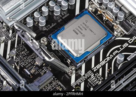 Nahaufnahme der Hochleistungs-CPU oder der zentralen Prozessoreinheit, die auf dem Motherboard installiert ist. Stockfoto
