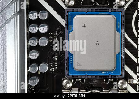 Nahaufnahme der Hochleistungs-CPU oder der zentralen Prozessoreinheit, die auf dem Motherboard installiert ist. Stockfoto