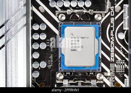Nahaufnahme der Hochleistungs-CPU oder der zentralen Prozessoreinheit, die auf dem Motherboard installiert ist. Stockfoto