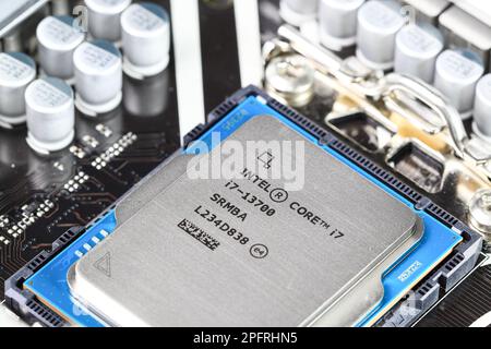 Nahaufnahme der Hochleistungs-CPU oder der zentralen Prozessoreinheit, die auf dem Motherboard installiert ist. Stockfoto