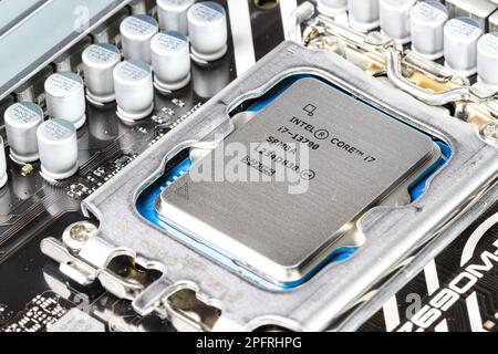 Nahaufnahme der Hochleistungs-CPU oder der zentralen Prozessoreinheit, die auf dem Motherboard installiert ist. Stockfoto