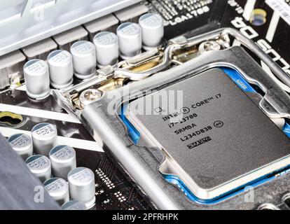 Nahaufnahme der Hochleistungs-CPU oder der zentralen Prozessoreinheit, die auf dem Motherboard installiert ist. Stockfoto