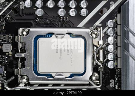 Nahaufnahme der Hochleistungs-CPU oder der zentralen Prozessoreinheit, die auf dem Motherboard installiert ist. Stockfoto
