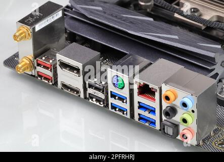 Mehrere Anschlüsse auf der Hauptplatine eines modernen Computers zeigen HDMI, DisplayPort, USB 3,2 Typ A, usb 3,1, WiFi, PS2, Audio Panel und LAN. Stockfoto