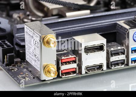 Mehrere Anschlüsse auf der Hauptplatine eines modernen Computers zeigen HDMI, DisplayPort, USB 3,2 Typ A, usb 3,1, WiFi, PS2. Stockfoto