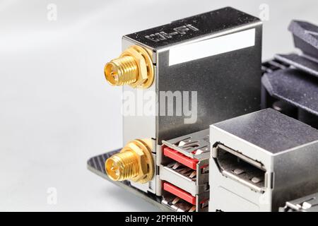 Mehrere Anschlüsse auf der Hauptplatine eines modernen Computers mit HDMI, DisplayPort, USB 3,2 Typ A, WiFi. Stockfoto