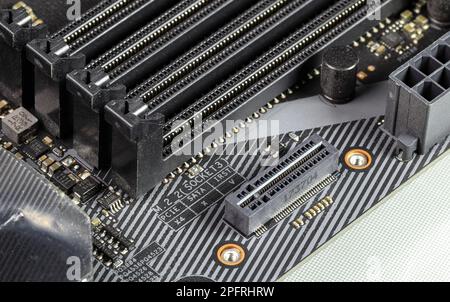 Nahaufnahme der vertikalen PCIe-M.2-Steckverbinderschnittstelle für modernen hochleistungs-ssd-Speicher auf modernen Computern. Stockfoto