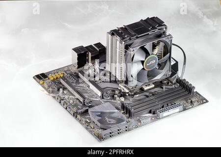 Kühlkörper oder Computerprozessorkühler oder Kühler auf der Hauptplatine des Computers, aktiver CPU-Kühler mit Lüfter, Aluminiumrippe und Wärmerohr auf der Hauptplatine des Computers. Stockfoto