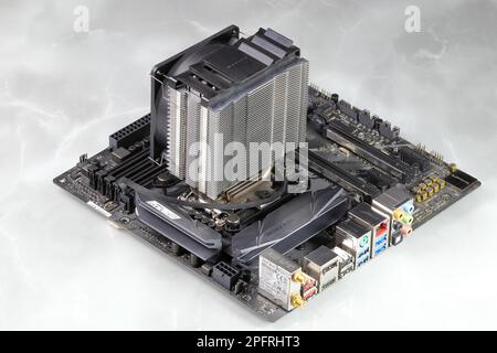 Kühlkörper oder Computerprozessorkühler oder Kühler auf der Hauptplatine des Computers, aktiver CPU-Kühler mit Lüfter, Aluminiumrippe und Wärmerohr auf der Hauptplatine des Computers. Stockfoto